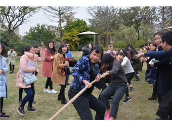 拔河比賽現(xiàn)場十分激烈
