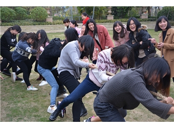 拔河比賽現(xiàn)場十分激烈